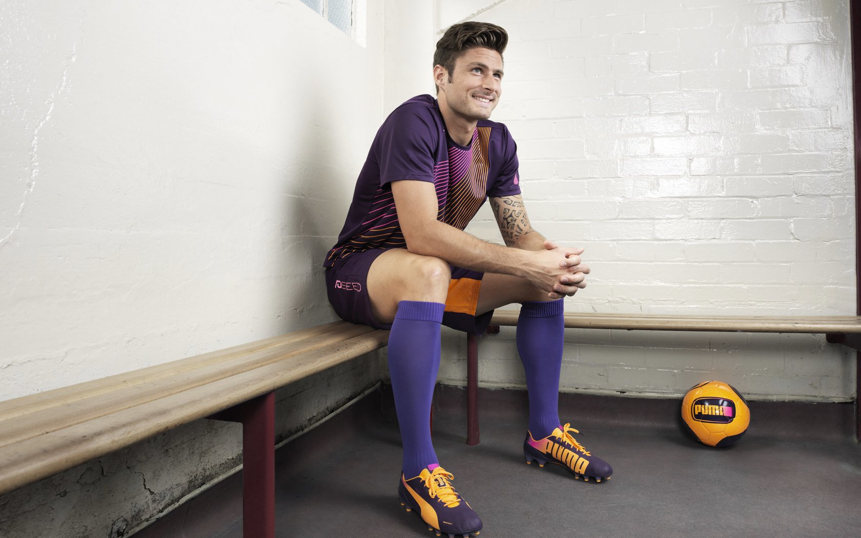 ky开元体育 -综合格斗赛场焦点！日本队对阵荷兰队，老将回归赛场，再度燃起斗志